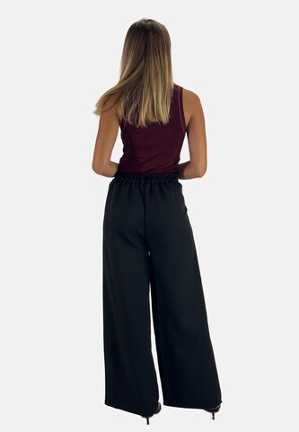 Elara Wide leg Pleat-front trousers in Black