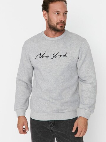 TrendyolSweater majica - siva boja: prednji dio