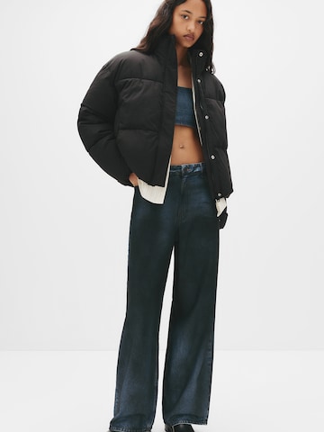 Pull&Bear Kurtka zimowa w kolorze czarny: przód