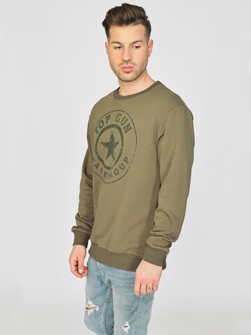 TOP GUN Sweatshirt in Groen: voorkant