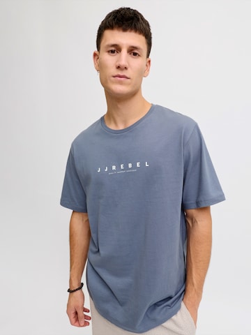 JJ Rebel Tričko 'JREBROCKY' - Sivá: predná strana