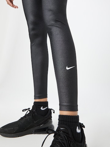 NIKE Skinny Sporthose in Schwarz