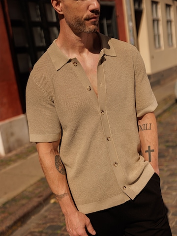 DAN FOX APPAREL Μπλουζάκι 'Julien' σε μπεζ