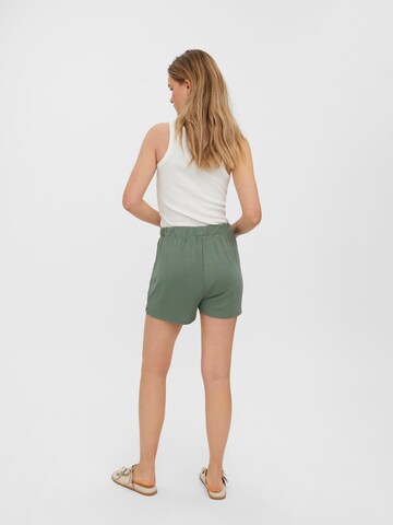 VERO MODA Loosefit Shorts 'Flowy' in Grün