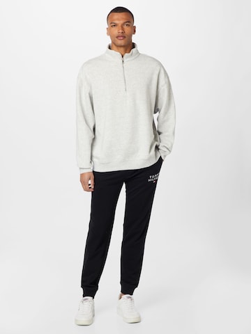 WEEKDAY Sweatshirt in Grau