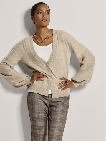 MADELEINE Gebreid vest in Bruin: voorkant