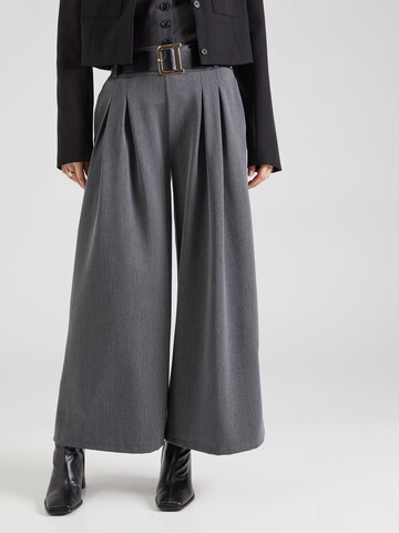 ZABAIONE - Pierna ancha Pantalón plisado 'Am44berr' en gris: frente