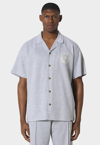 Pas De Monaco Klasický střih Košile 'CARERRA' – šedá: přední strana