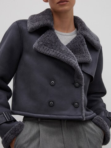 RÆRE by Lorena Rae Jacke in Grau