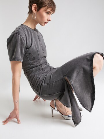 REMAIN - Vestido en gris