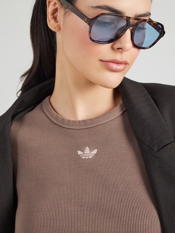 ADIDAS ORIGINALS Póló 'ESS' - barna