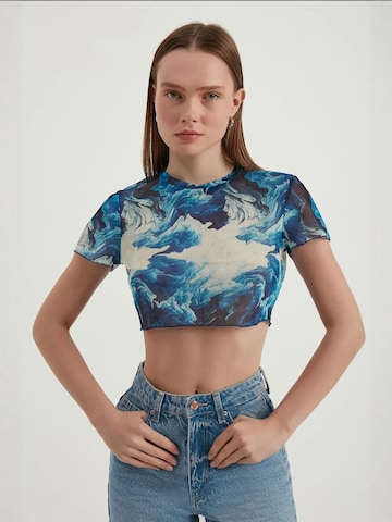 Hiccup T-Shirt in Blau: Vorderseite