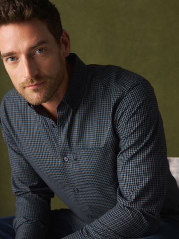 Next - Ajuste regular Camisa 'Easy Iron' en azul