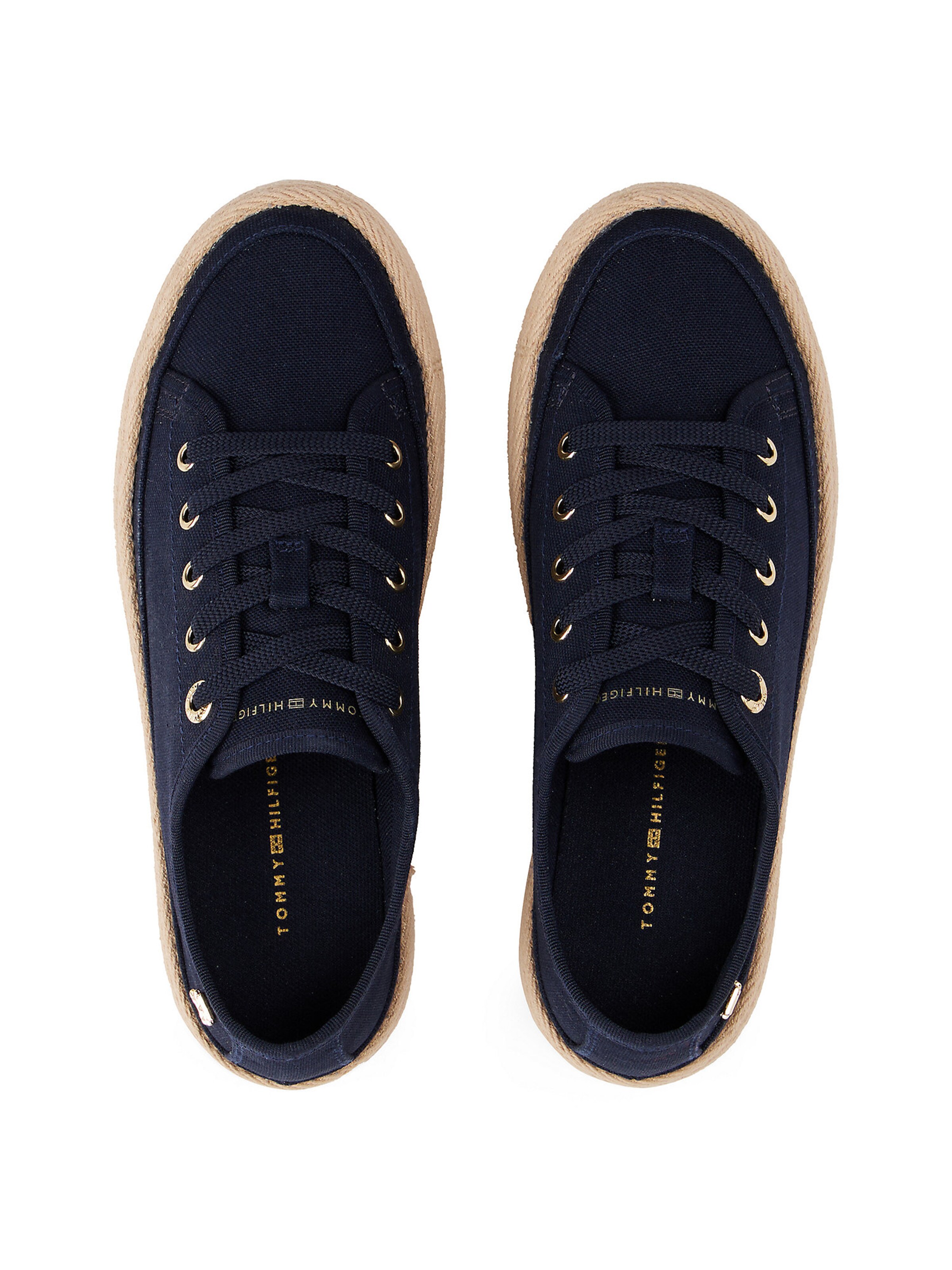 TOMMY HILFIGER Sneaker in Blau