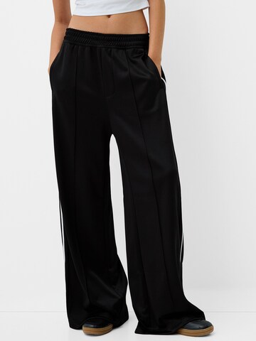 Bershka Wide Leg Housut värissä musta: etupuoli