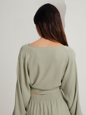 A LOT LESS - Blusa 'Annelie' em verde