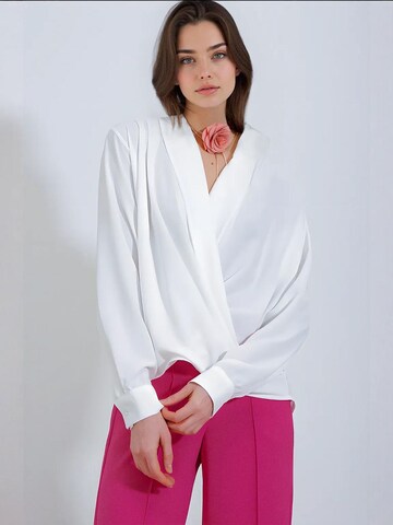 Bigdart - Blusa em branco: frente