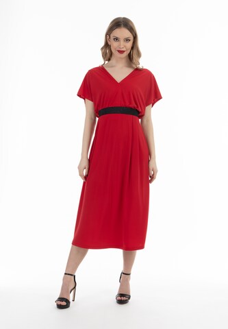 faina Rok in Rood