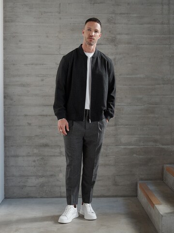 Veste mi-saison 'Essential' DAN FOX APPAREL en gris