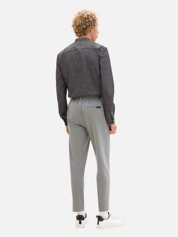 Regular Pantalon à plis TOM TAILOR DENIM en gris