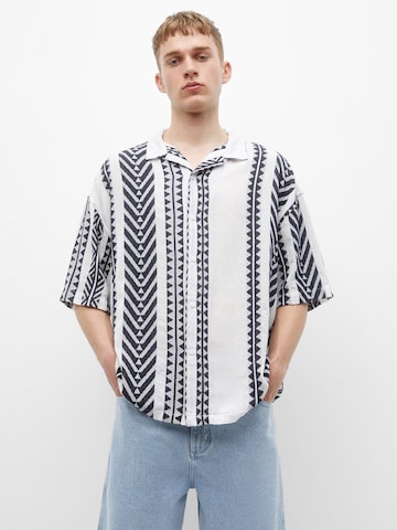 Pull&Bear Regular fit Button Up Shirt in White: front