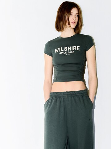 Bershka Wide leg Trousers in Green: front