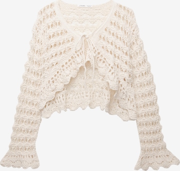 Geacă tricotată de la Pull&Bear pe alb: față