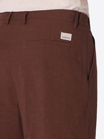 Distretto12 - regular Pantalón plisado 'T. ALLORO' en marrón