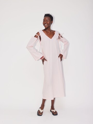 Robe 'Holiday' ABOUT YOU REBIRTH STUDIOS en rose