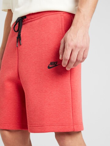 Nike Sportswear - Loosefit Calças 'Tech Fleece' em vermelho