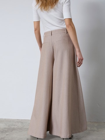 Wide leg Pantaloni 'Marlo' di co'couture in grigio