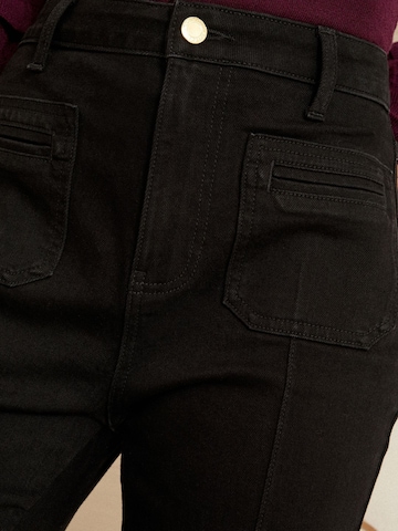 love & roses Tapered Jeans in Zwart