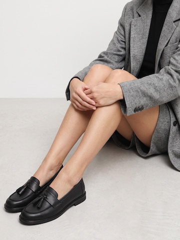 VENEZIA Classic Flats in Black