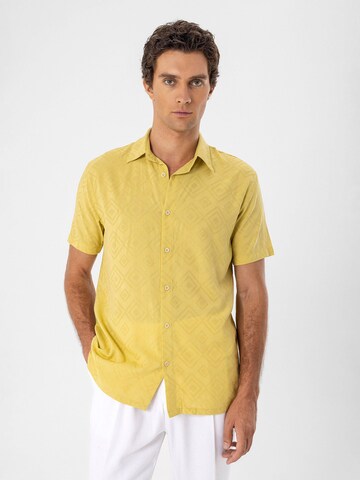 Antioch - Regular Fit Camisa em amarelo: frente