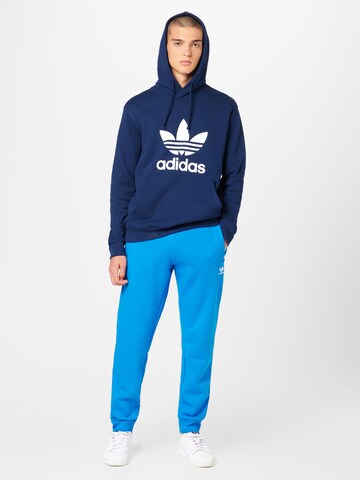 ADIDAS ORIGINALS - Tapered Calças 'Trefoil Essentials' em azul