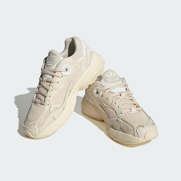 ADIDAS ORIGINALS Σνίκερ χαμηλό 'Astir' σε μπεζ