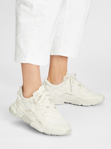 Baskets basses 'Ozweego' ADIDAS ORIGINALS en beige : devant