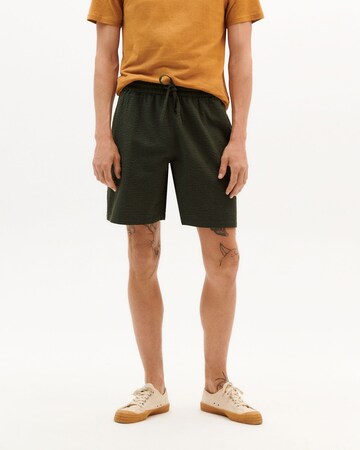 Thinking MU Loosefit Shorts 'Henry' in Grün: predná strana