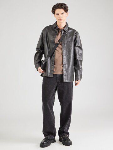 Maglietta 'QUATTRO' di GUESS in marrone