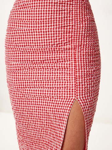 Happiness İstanbul Hame värissä punainen