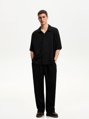 Comfort fit Camicia di Bershka in nero
