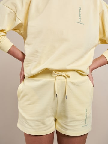 ABOUT YOU x Laura Giurcanu Normalny krój Spodnie 'Luna' w kolorze żółty: przód