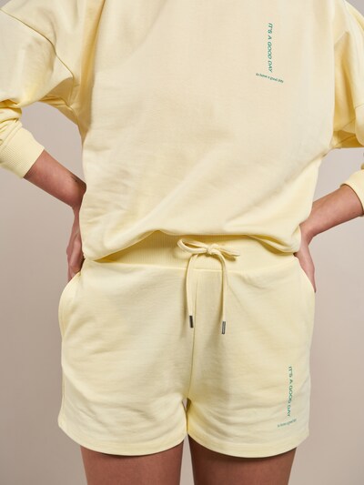 Pantaloni 'Luna' ABOUT YOU x Laura Giurcanu pe galben pastel, Vizualizare model