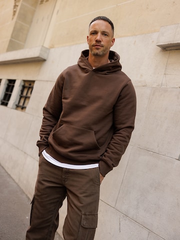 DAN FOX APPAREL Суичър 'Arvid' в кафяво