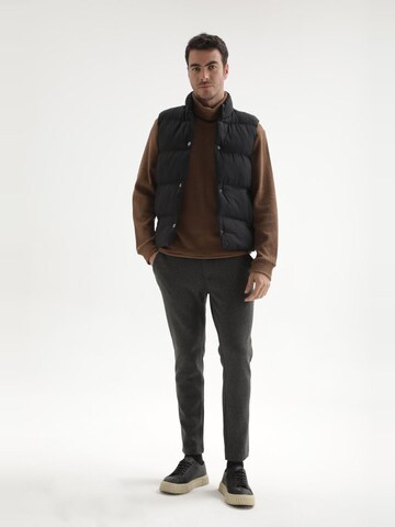 Antioch Weste in Schwarz: Vorderseite