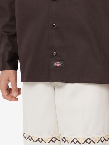 DICKIES - Ajuste regular Camisa 'WORK' en marrón