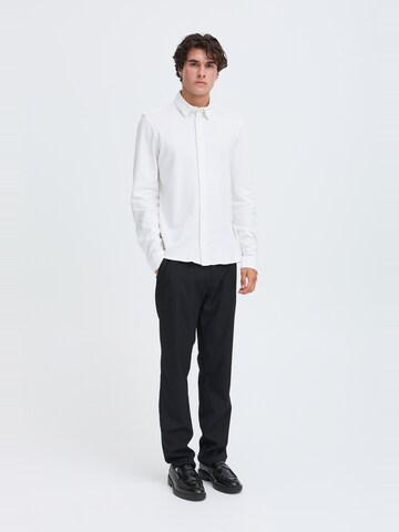Coupe slim Chemise 'CF Arthur' Casual Friday en blanc