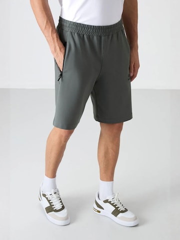 Tommy Life Regular Pants in Grey
