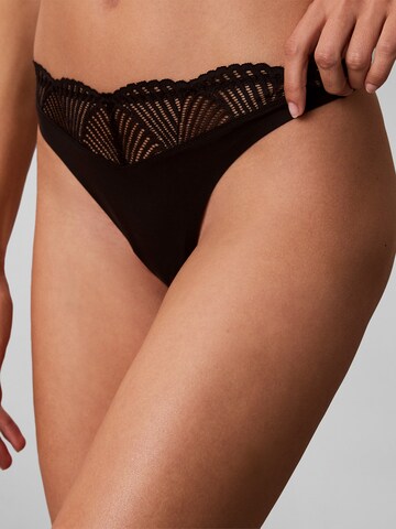 String Calvin Klein en noir