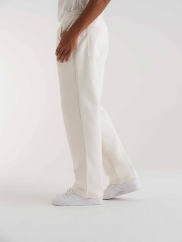 Regular Pantalon 'Jonathan' ABOUT YOU x Kevin Trapp en blanc